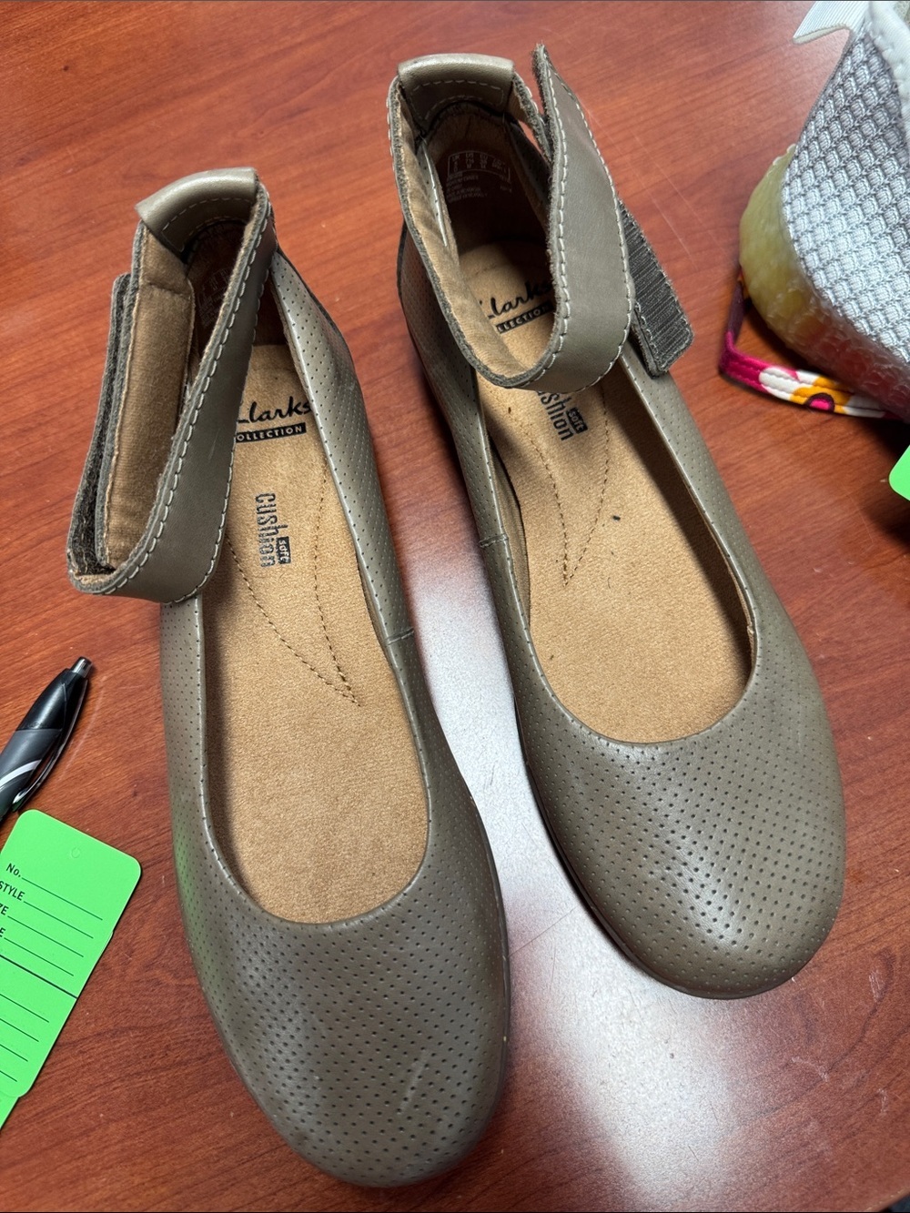 Clarks flats size 7.5 // 071027